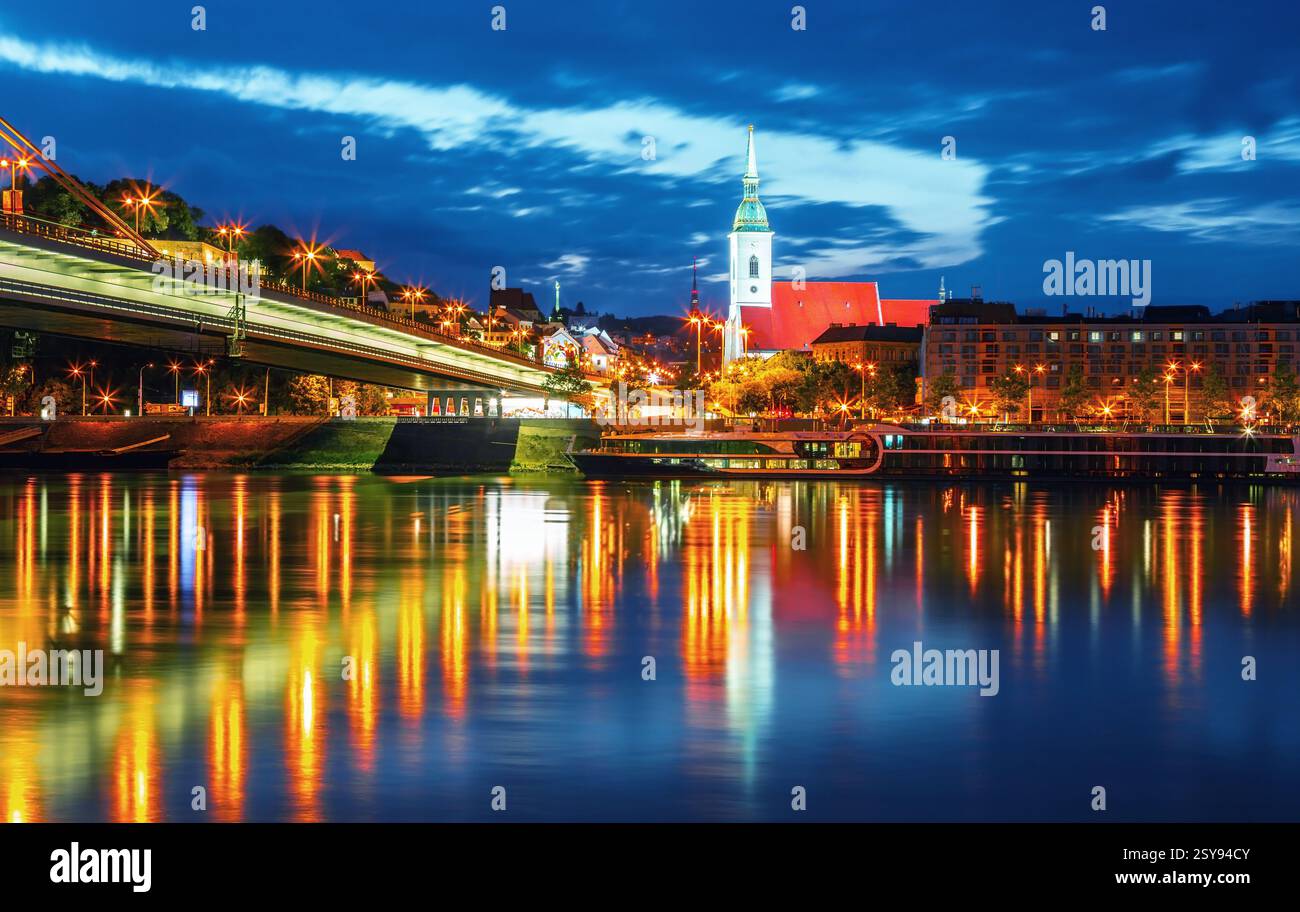 Le château de Bratislava, le Parlement et le Danube à Bratislava,belle journée d'automne,Slovaquie Banque D'Images