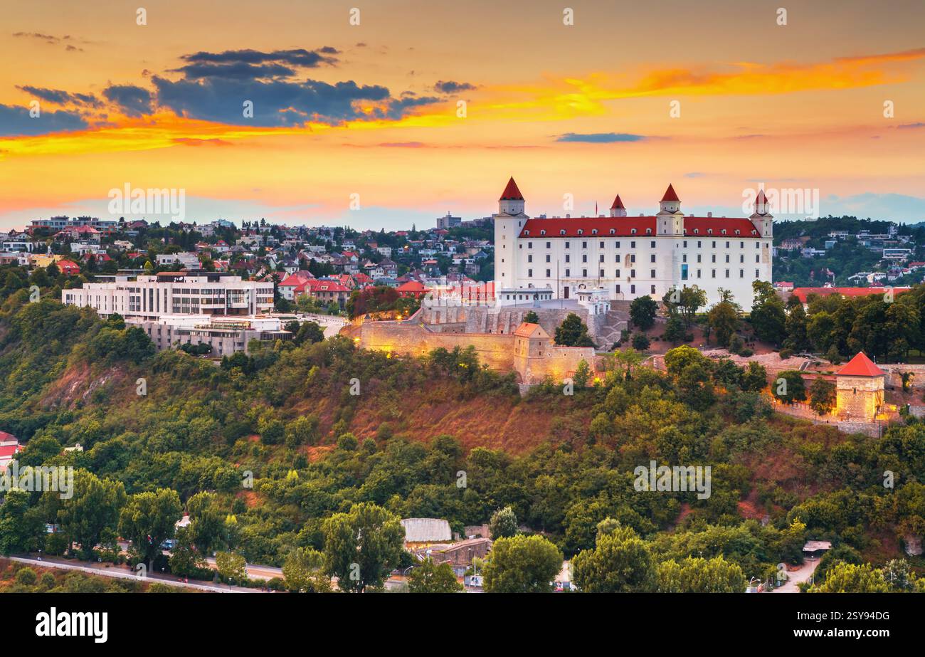 Le château de Bratislava, le Parlement et le Danube à Bratislava,belle journée d'automne,Slovaquie Banque D'Images