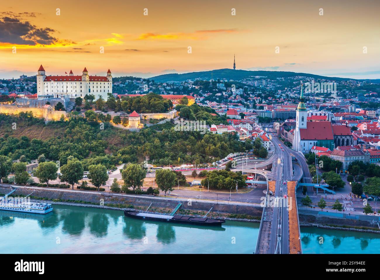 Le château de Bratislava, le Parlement et le Danube à Bratislava,belle journée d'automne,Slovaquie Banque D'Images