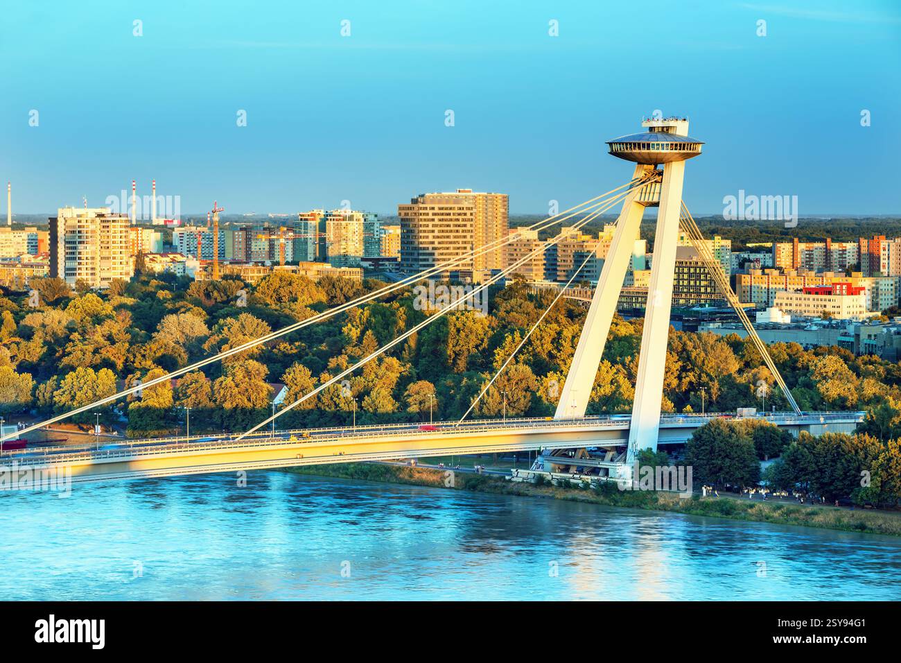 Le château de Bratislava, le Parlement et le Danube à Bratislava,belle journée d'automne,Slovaquie Banque D'Images