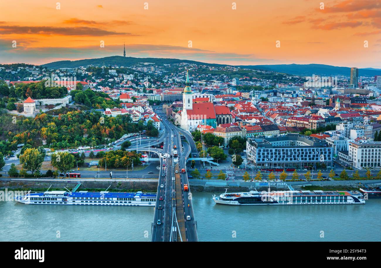 Le château de Bratislava, le Parlement et le Danube à Bratislava,belle journée d'automne,Slovaquie Banque D'Images