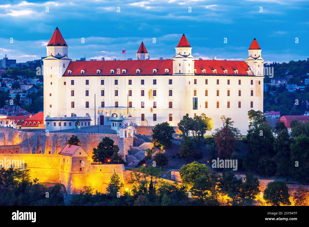 Le château de Bratislava, le Parlement et le Danube à Bratislava,belle journée d'automne,Slovaquie Banque D'Images