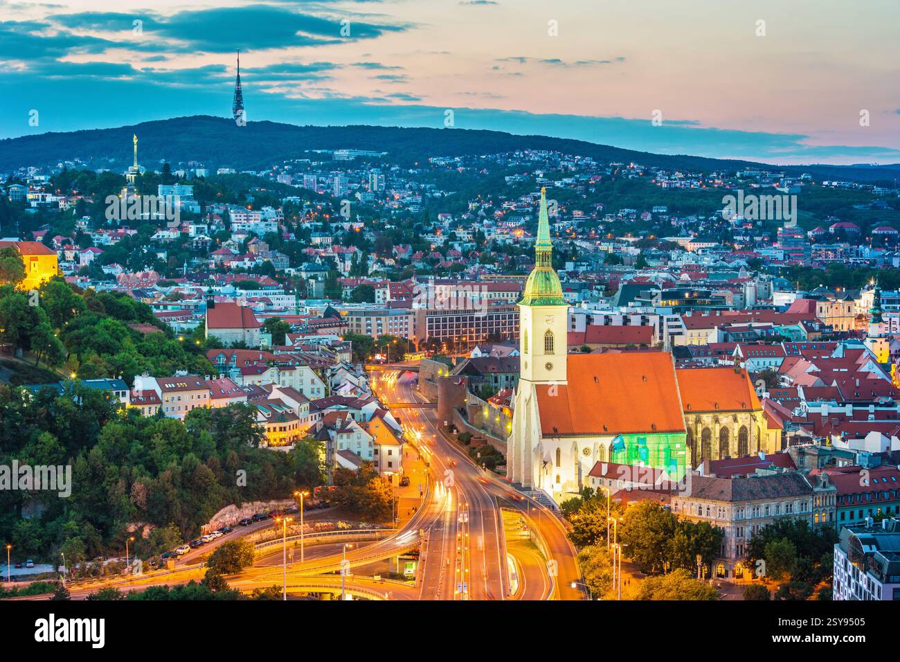 Le château de Bratislava, le Parlement et le Danube à Bratislava,belle journée d'automne,Slovaquie Banque D'Images