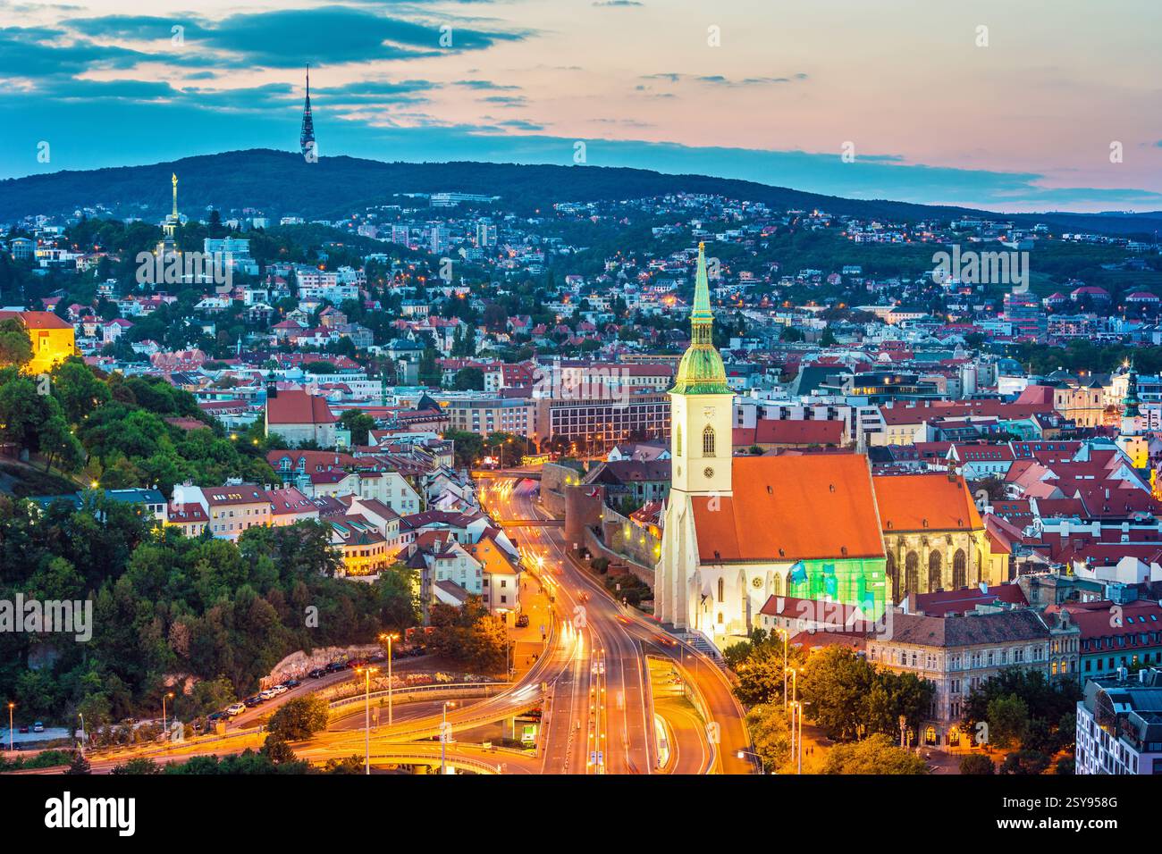 Le château de Bratislava, le Parlement et le Danube à Bratislava,belle journée d'automne,Slovaquie Banque D'Images
