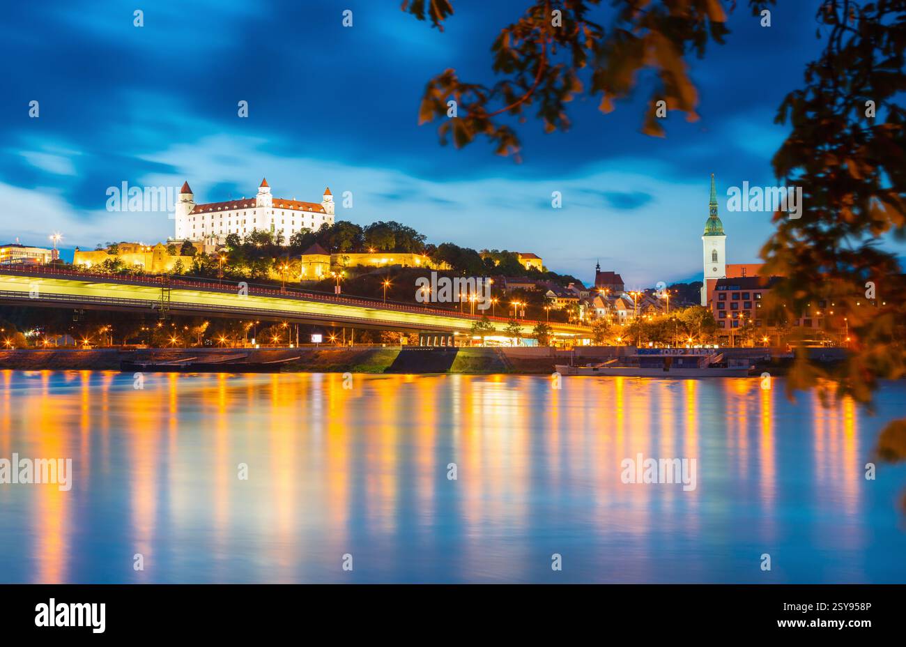 Le château de Bratislava, le Parlement et le Danube à Bratislava,belle journée d'automne,Slovaquie Banque D'Images