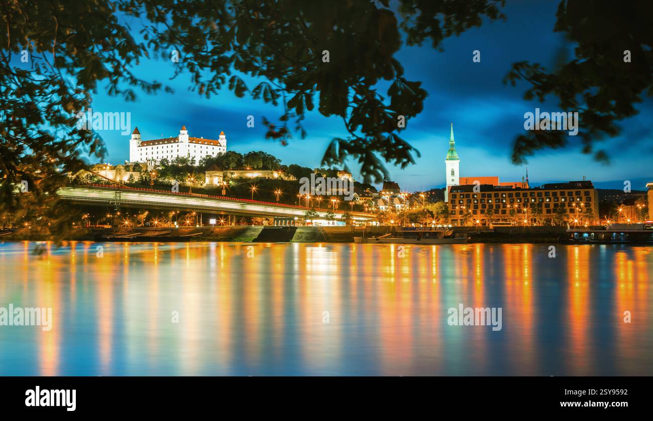 Le château de Bratislava, le Parlement et le Danube à Bratislava,belle journée d'automne,Slovaquie Banque D'Images