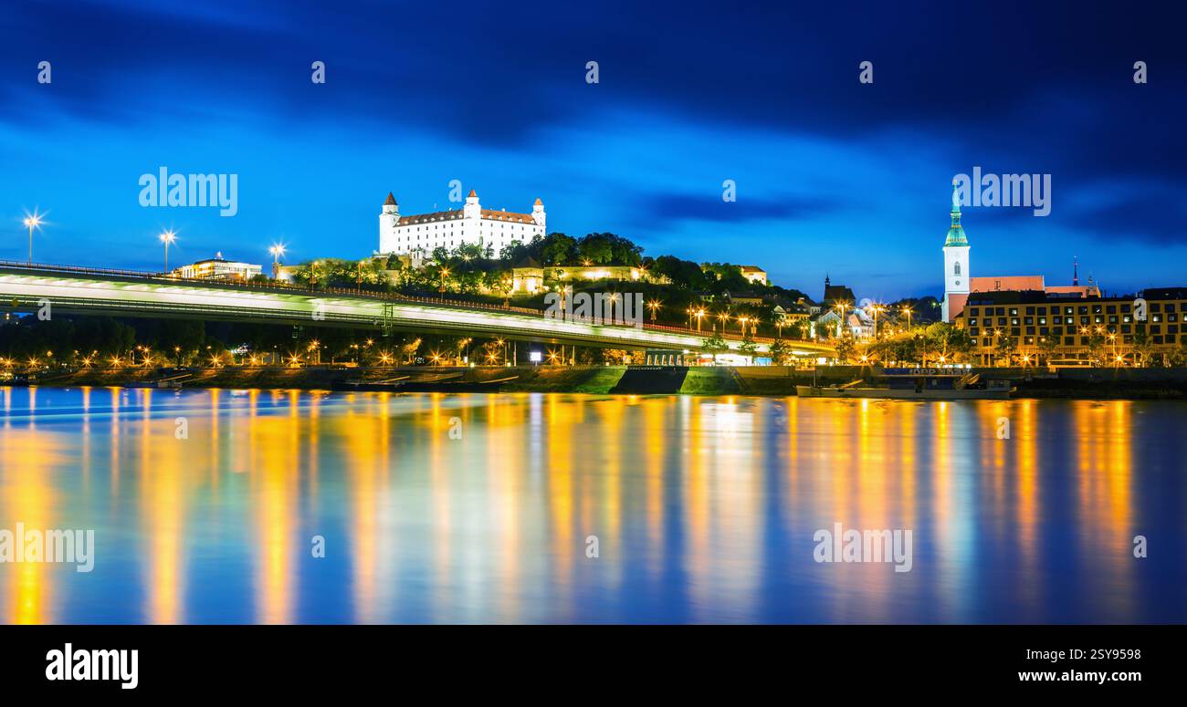 Le château de Bratislava, le Parlement et le Danube à Bratislava,belle journée d'automne,Slovaquie Banque D'Images
