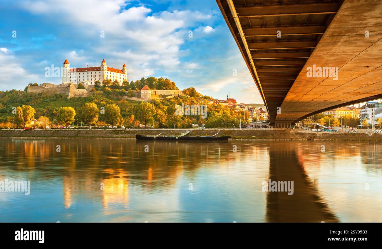 Le château de Bratislava, le Parlement et le Danube à Bratislava,belle journée d'automne,Slovaquie Banque D'Images