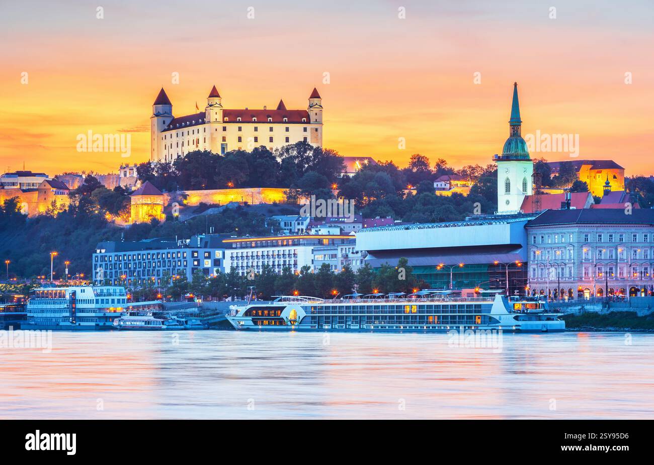Le château de Bratislava, le Parlement et le Danube à Bratislava,belle journée d'automne,Slovaquie Banque D'Images