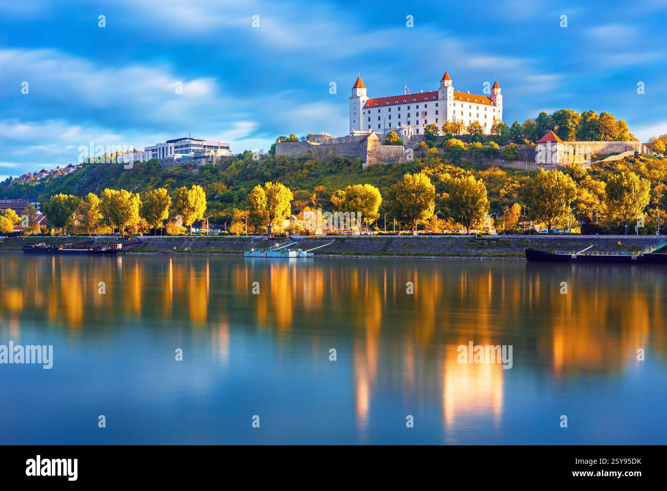 Le château de Bratislava, le Parlement et le Danube à Bratislava,belle journée d'automne,Slovaquie Banque D'Images