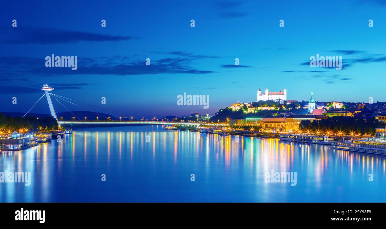 Le château de Bratislava, le Parlement et le Danube à Bratislava,belle journée d'automne,Slovaquie Banque D'Images