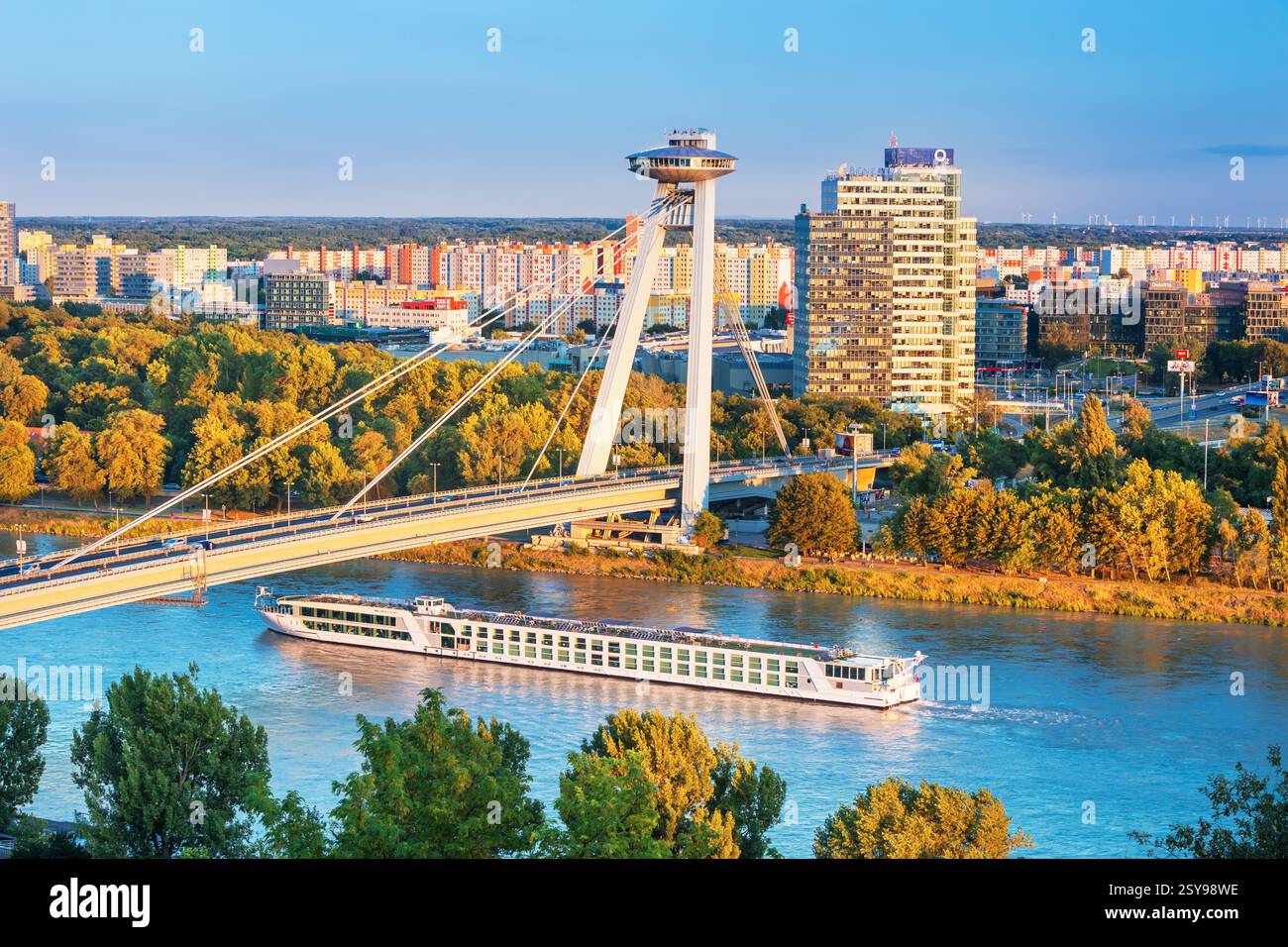 Le château de Bratislava, le Parlement et le Danube à Bratislava,belle journée d'automne,Slovaquie Banque D'Images
