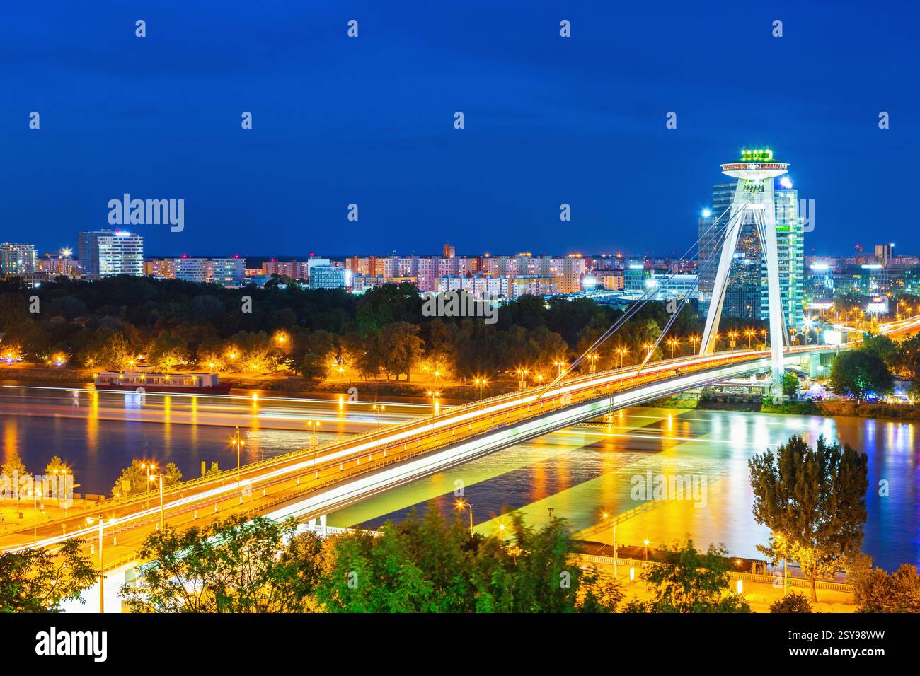 Le château de Bratislava, le Parlement et le Danube à Bratislava,belle journée d'automne,Slovaquie Banque D'Images