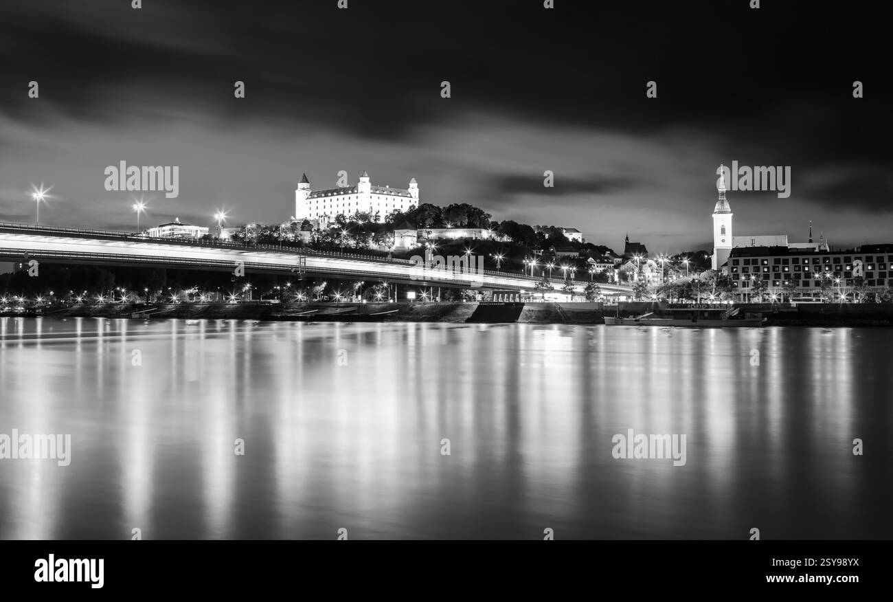 Le château de Bratislava, le Parlement et le Danube à Bratislava,belle journée d'automne,Slovaquie Banque D'Images