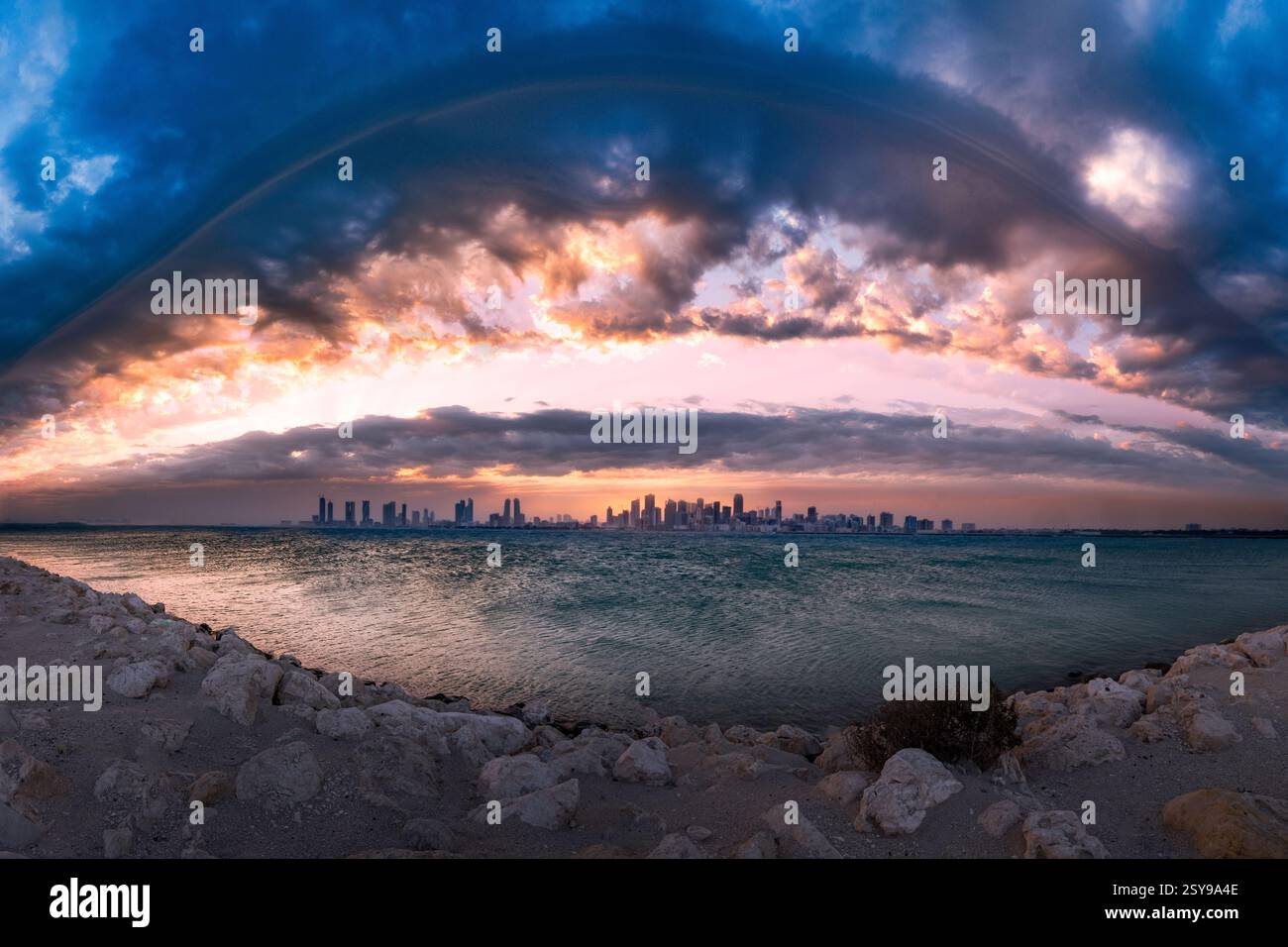 Vue au lever du soleil du paysage urbain de Manama et des architectures prises du Royaume de Bahreïn Banque D'Images