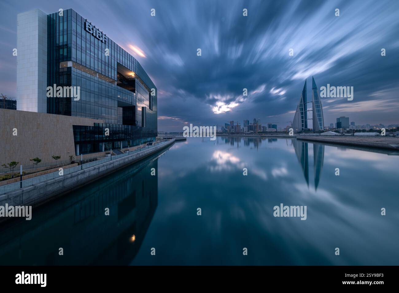 Vue au lever du soleil du paysage urbain de Manama et des architectures prises du Royaume de Bahreïn Banque D'Images