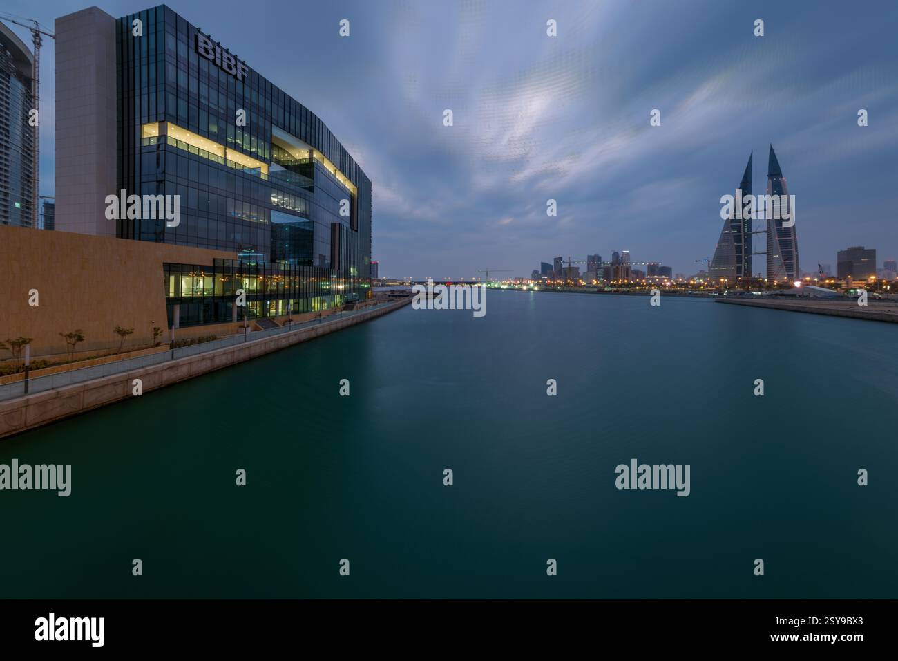 Vue au lever du soleil du paysage urbain de Manama et des architectures prises du Royaume de Bahreïn Banque D'Images