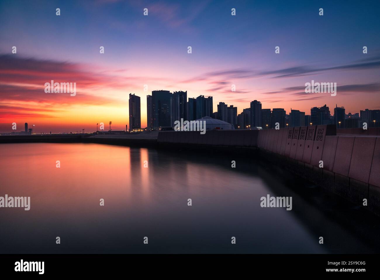 Vue au lever du soleil du paysage urbain de Manama et des architectures prises du Royaume de Bahreïn Banque D'Images