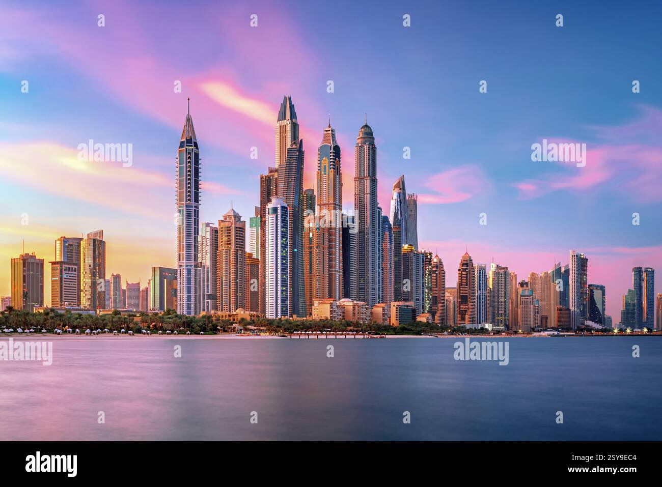 Le château de Bratislava, le Parlement et le Danube à Bratislava,belle journée d'automne,Slovaquie Banque D'Images