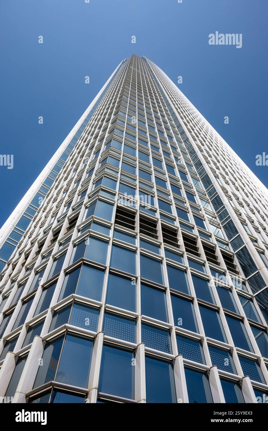 Deux International Finance Centre (deux IFC), Hong Kong. Une photographie saisissante en bas angle de l'imposant gratte-ciel et de sa façade sur le ciel bleu. Banque D'Images