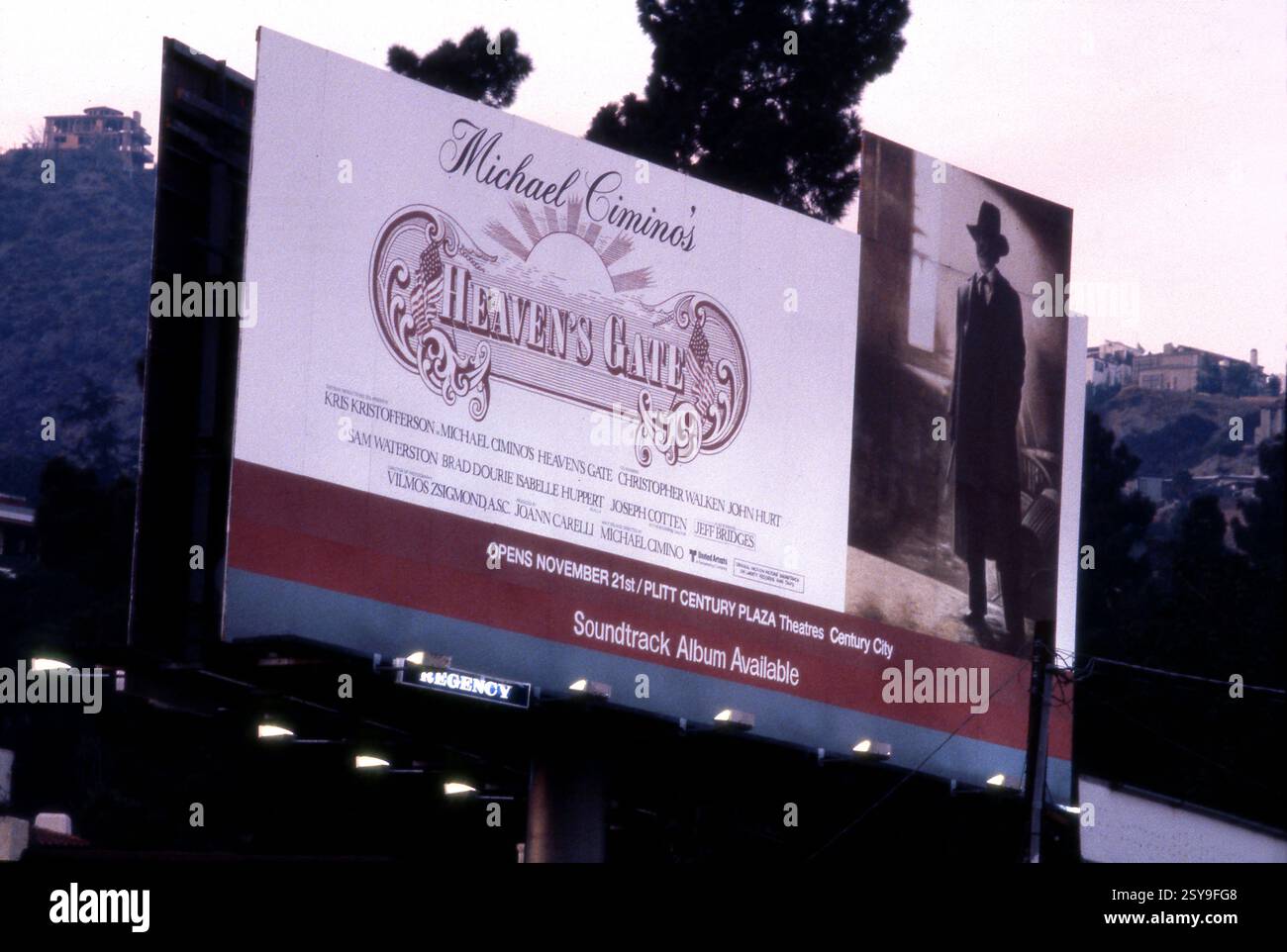 Un panneau publicitaire sur le Sunset Strip promouvant la sortie en 1980 du film Heaven's Gate à Los Angeles, Californie, États-Unis Banque D'Images
