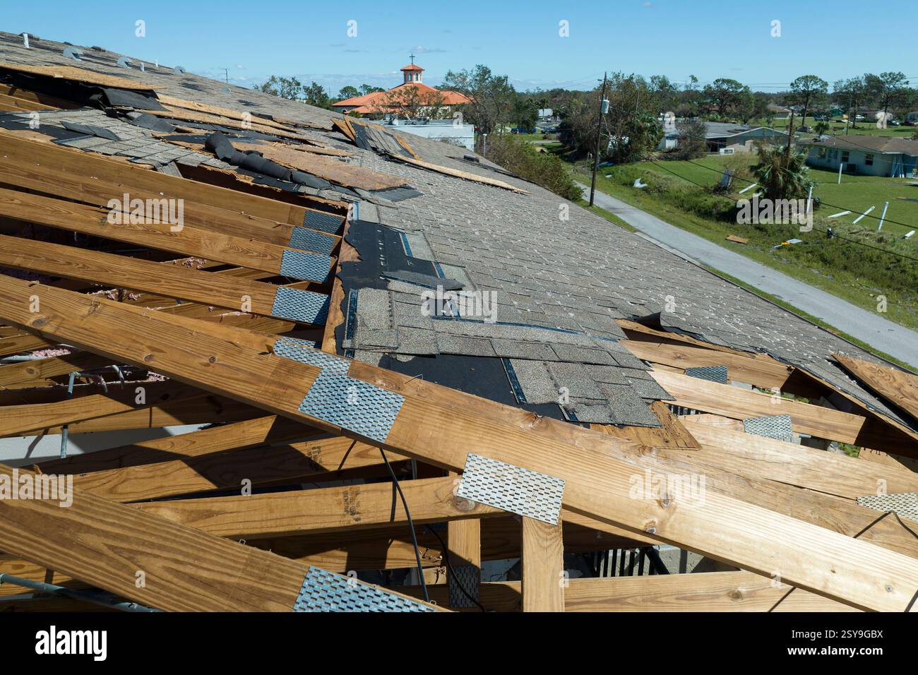 Toit de maison endommagé avec bardeaux manquants après l'ouragan Ian en Floride. Conséquences des catastrophes naturelles Banque D'Images