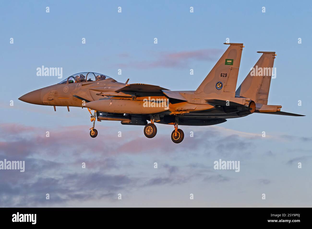 Atterrissage du F15 de la Royal Saudi Air Force (RSAF) à RAF Waddington pendant l'exercice Cobra Warrior, RAF Waddington, Lincolnshire, Royaume-Uni, le 27 février 2025 Banque D'Images