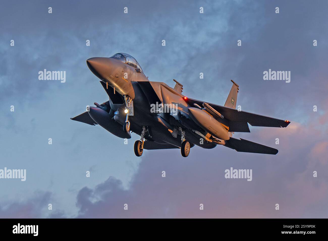 Atterrissage du F15 de la Royal Saudi Air Force (RSAF) à RAF Waddington pendant l'exercice Cobra Warrior, RAF Waddington, Lincolnshire, Royaume-Uni, le 27 février 2025 Banque D'Images
