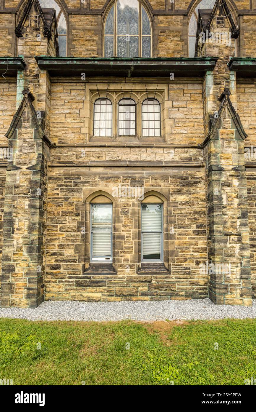 Bâtiment avec deux fenêtres sur le côté. Les fenêtres sont ouvertes. Le bâtiment est en pierre Banque D'Images