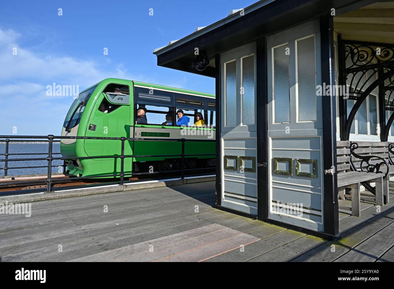 Le train à quai Sir David Amess passe devant l'un des abris sur le plus long quai de plaisance au monde à Southend on Sea, ville de Southend. ROYAUME-UNI Banque D'Images
