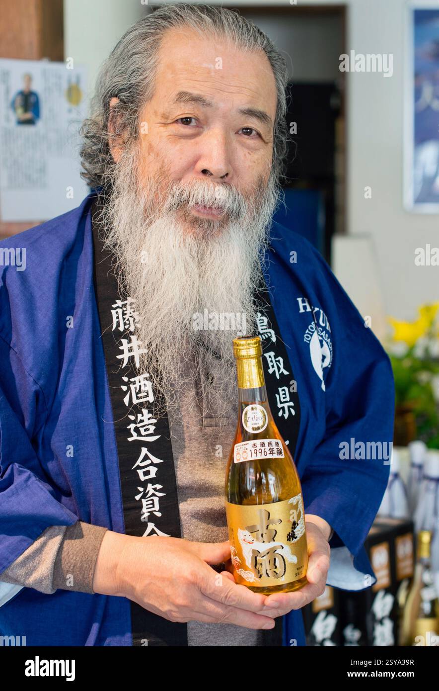 Kiminori Fujii pose avec une bouteille de son « Koshu » (saké vieilli) internationalement reconnu dans son magasin de Misasa Town, préfecture de Tottori, le 30 mai 201 Banque D'Images
