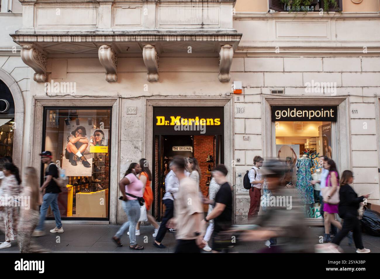 ROME, ITALIE - 15 JUIN 2024 : une scène animée dans une rue romaine à l'extérieur du magasin Dr Martens, où les passants passent devant l'emblématique chaussure britannique b Banque D'Images