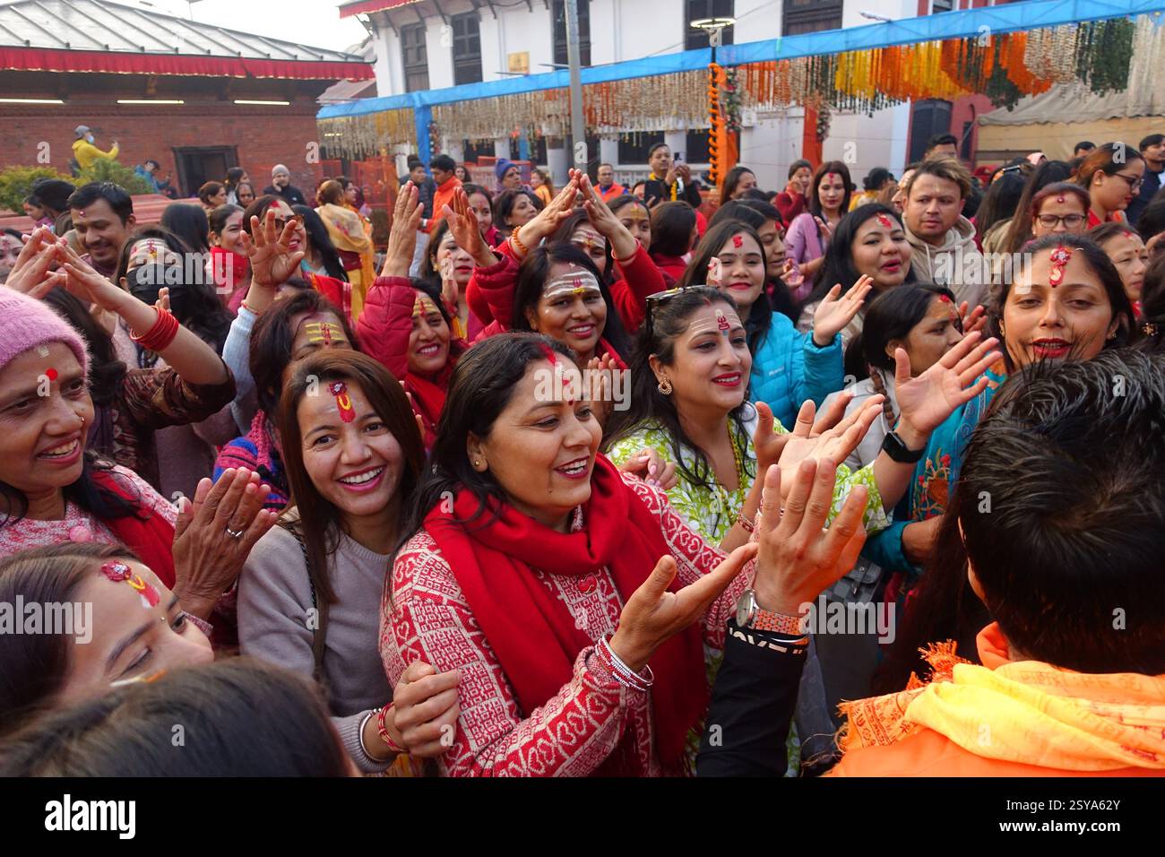 Katmandou, Népal.26th février 2025. Les dévots participent aux célébrations du festival Maha Shivaratri dans les locaux du temple Pashupatinath le 26 février 2025 à Katmandou, au Népal. Maha Shivaratri est un festival majeur de l'hindouisme célébré chaque année en l'honneur du Seigneur Shiva. Crédit : Cui Nan/China News Service/Alamy Live News Banque D'Images