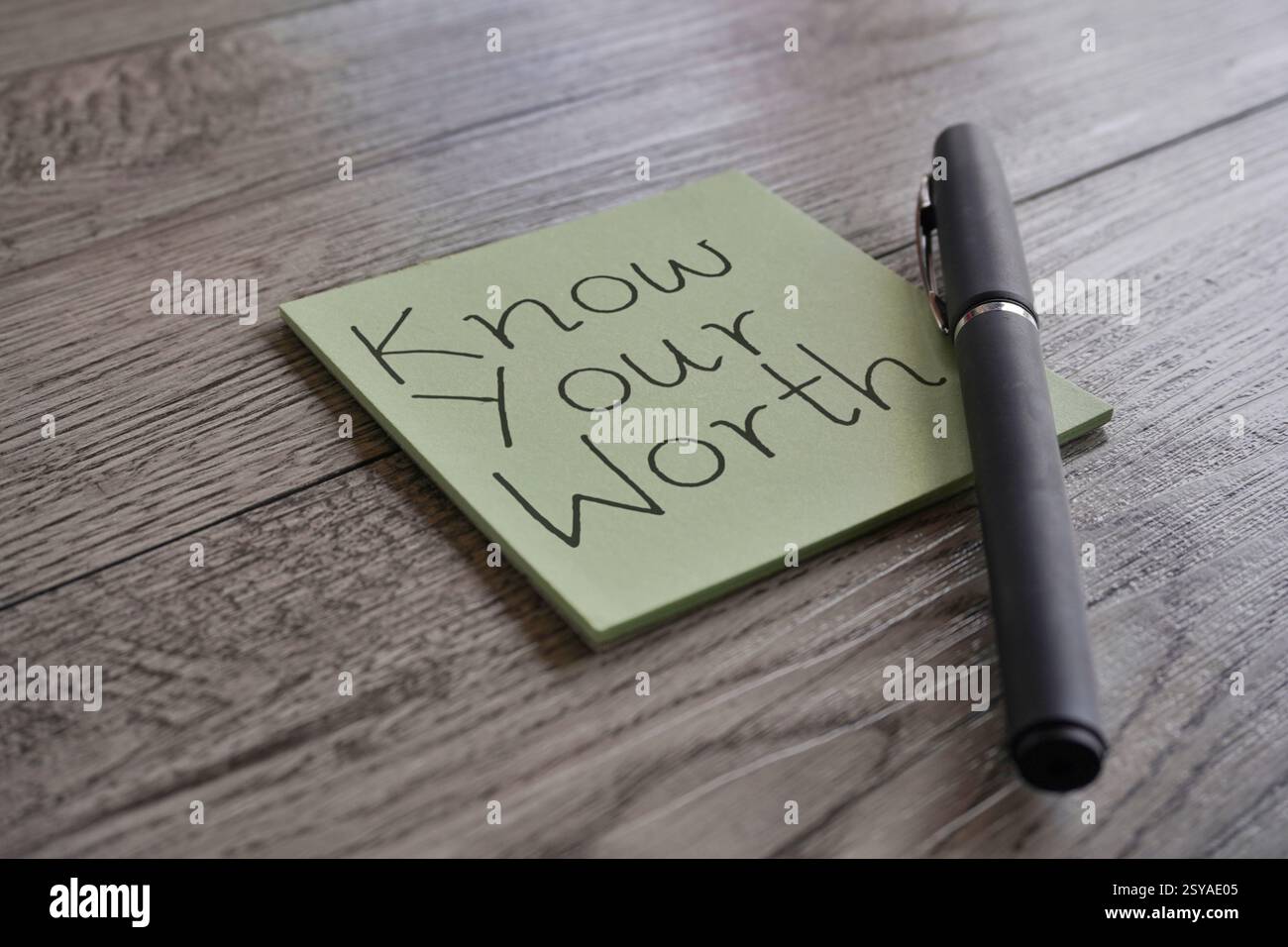 Une note autocollante vert clair avec la phrase manuscrite « connaissez votre valeur ». Concept de motivation. Banque D'Images