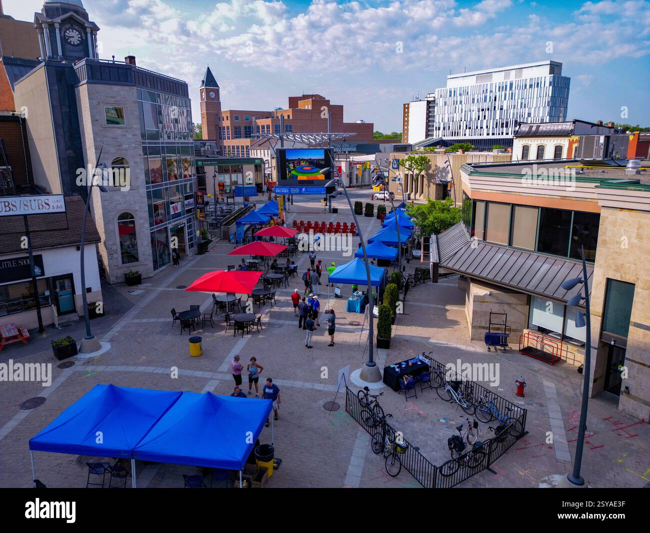 Juin est le mois du vélo et les participants commencent à se rassembler tôt, à Garden Square, dans le centre-ville de Brampton Ontario Canada. Banque D'Images Juin est le mois du vélo et les participants commencent à se rassembler tôt, à Garden Square, dans le centre-ville de Brampton Ontario Canada. Banque D'Images