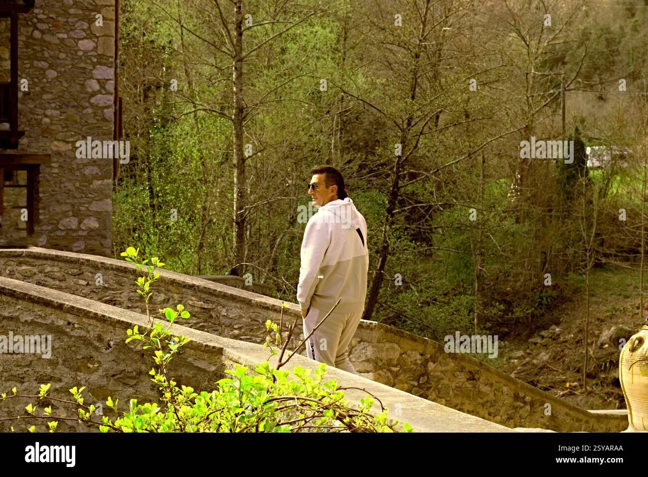 Personne marchant le long du pont roman de Beget, Gérone, catalogne, ville rustique caractérisée par ses bâtiments romans Banque D'Images