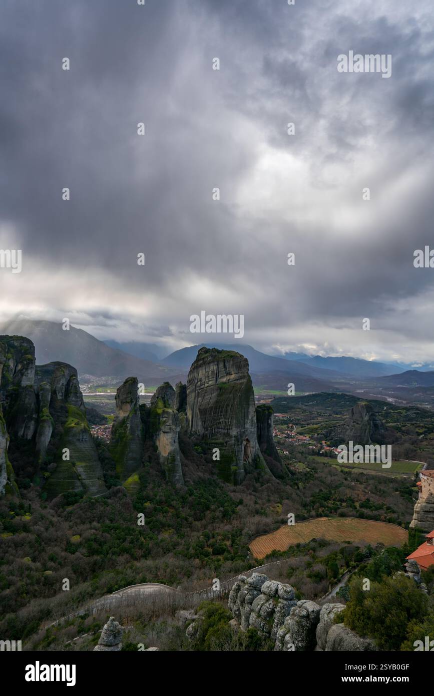 Vue panoramique des imposantes formations rocheuses des Météores et des anciens monastères de Kalabaka, en Grèce, sous un ciel sombre. Un site du patrimoine mondial de l'UNESCO de s. Banque D'Images
