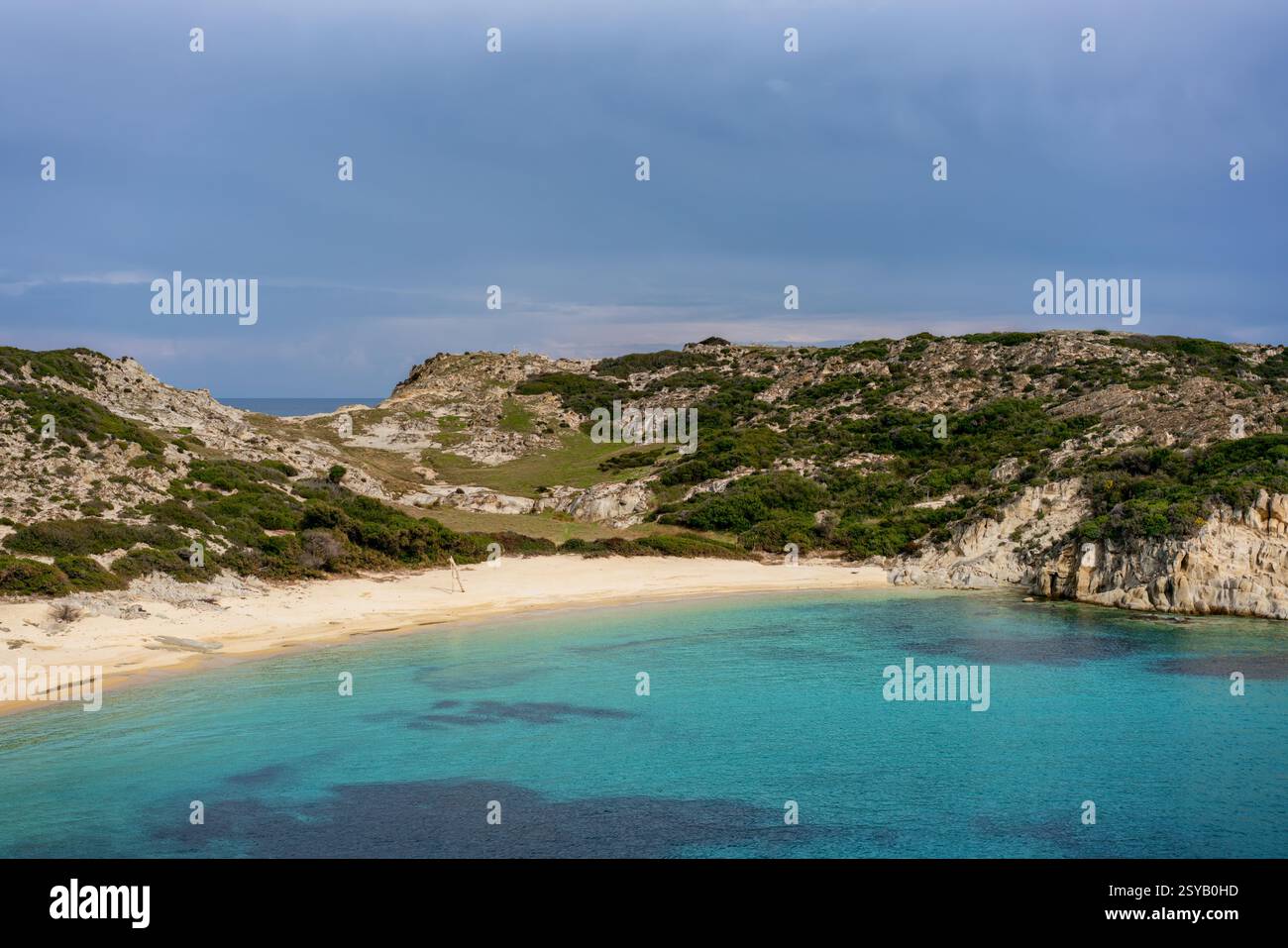 Kalamitsi Beach en Grèce offre un cadre serein avec des eaux turquoises, du sable doré et un paysage sauvage et naturel. Un joyau caché entouré de luxuriants Banque D'Images