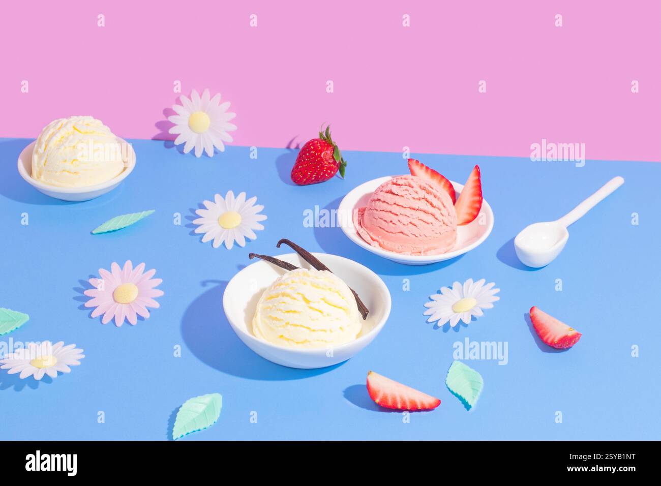 Fond éclatant en rose et bleu présentant diverses saveurs de crème glacée. La scène comprend des éléments décoratifs tels que des fleurs et des tranches de fruits Banque D'Images