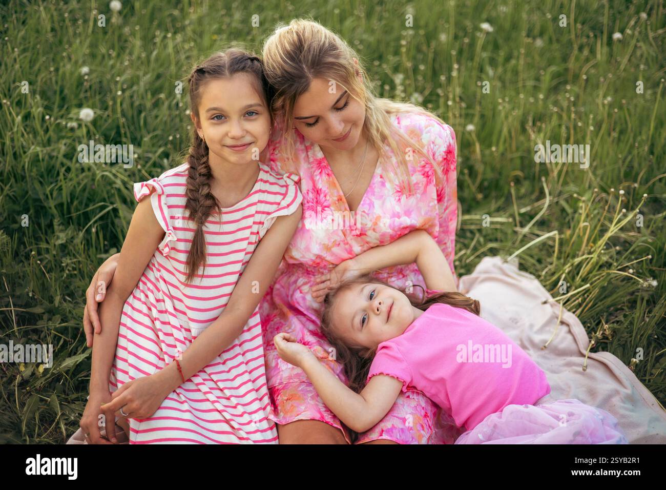 Une jeune mère et deux filles s'amusent ensemble à l'extérieur en été. Valeurs familiales Banque D'Images