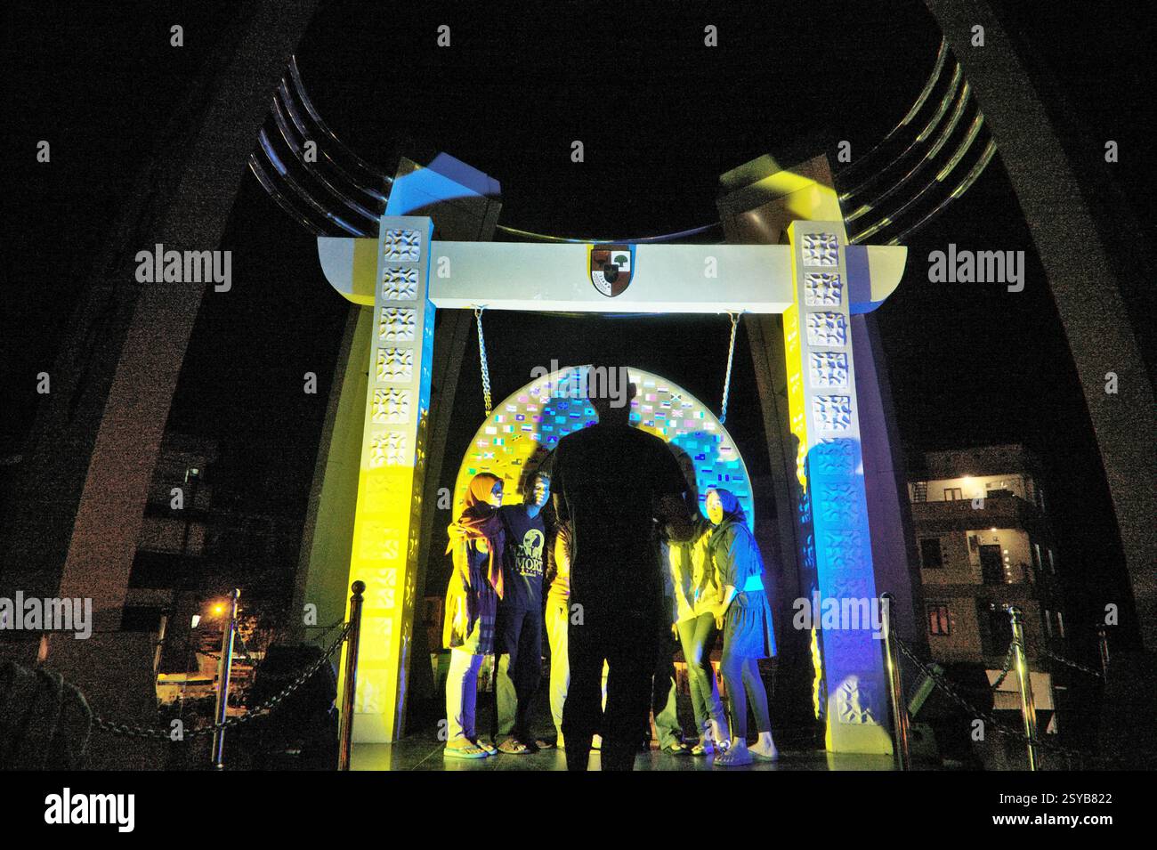 Jeunes ayant une séance photo au Gong de la paix mondiale à Ambon, dans le centre de Maluku, en Indonésie. Banque D'Images