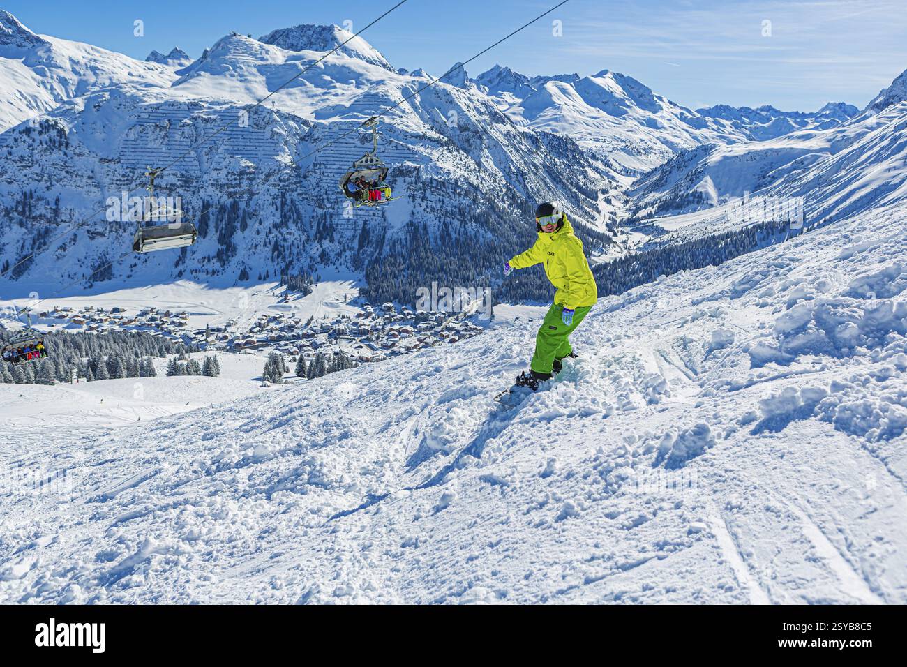 Snowboarders dans la station de ski de Lech Zuers près de Lech, Autriche, Europe Banque D'Images