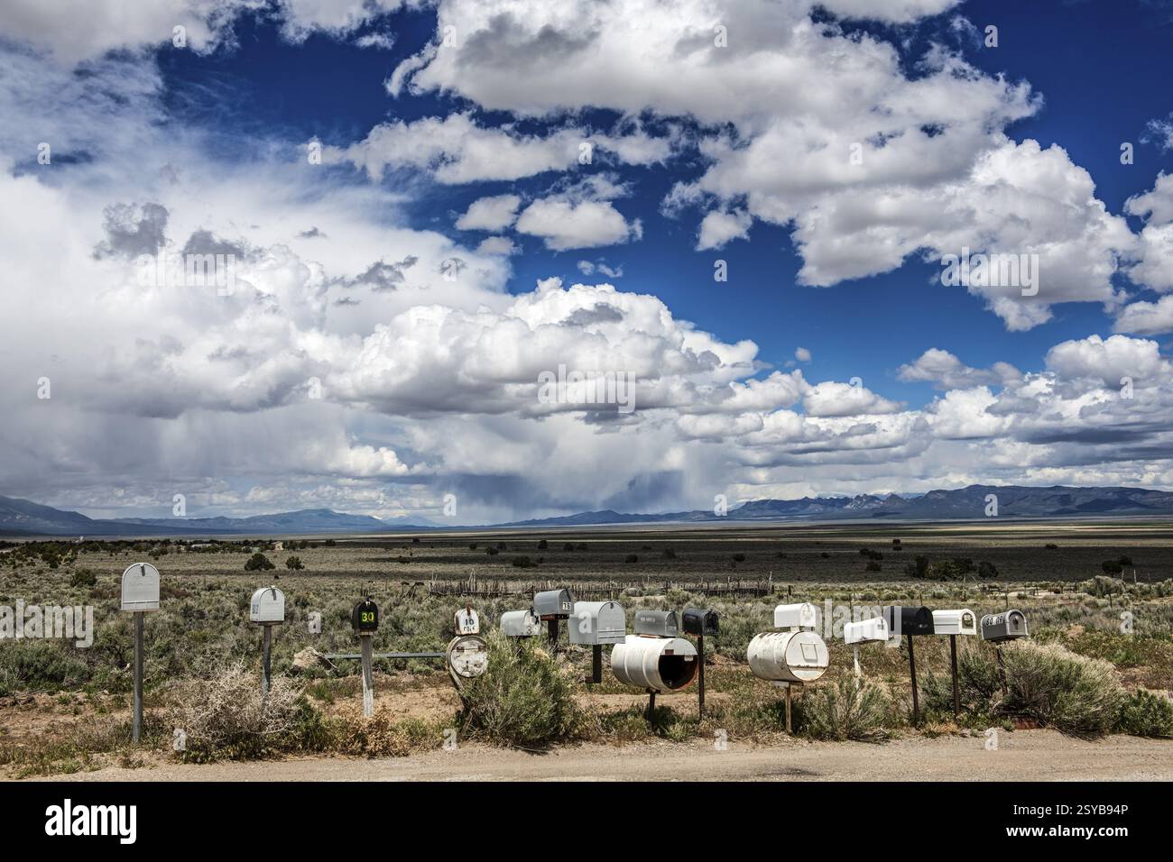 Boîtes aux lettres, boîtes aux lettres, cumulus nuages Highway 50, Loneliest Road in America, Ely, Nevada, USA, Amérique du Nord Banque D'Images