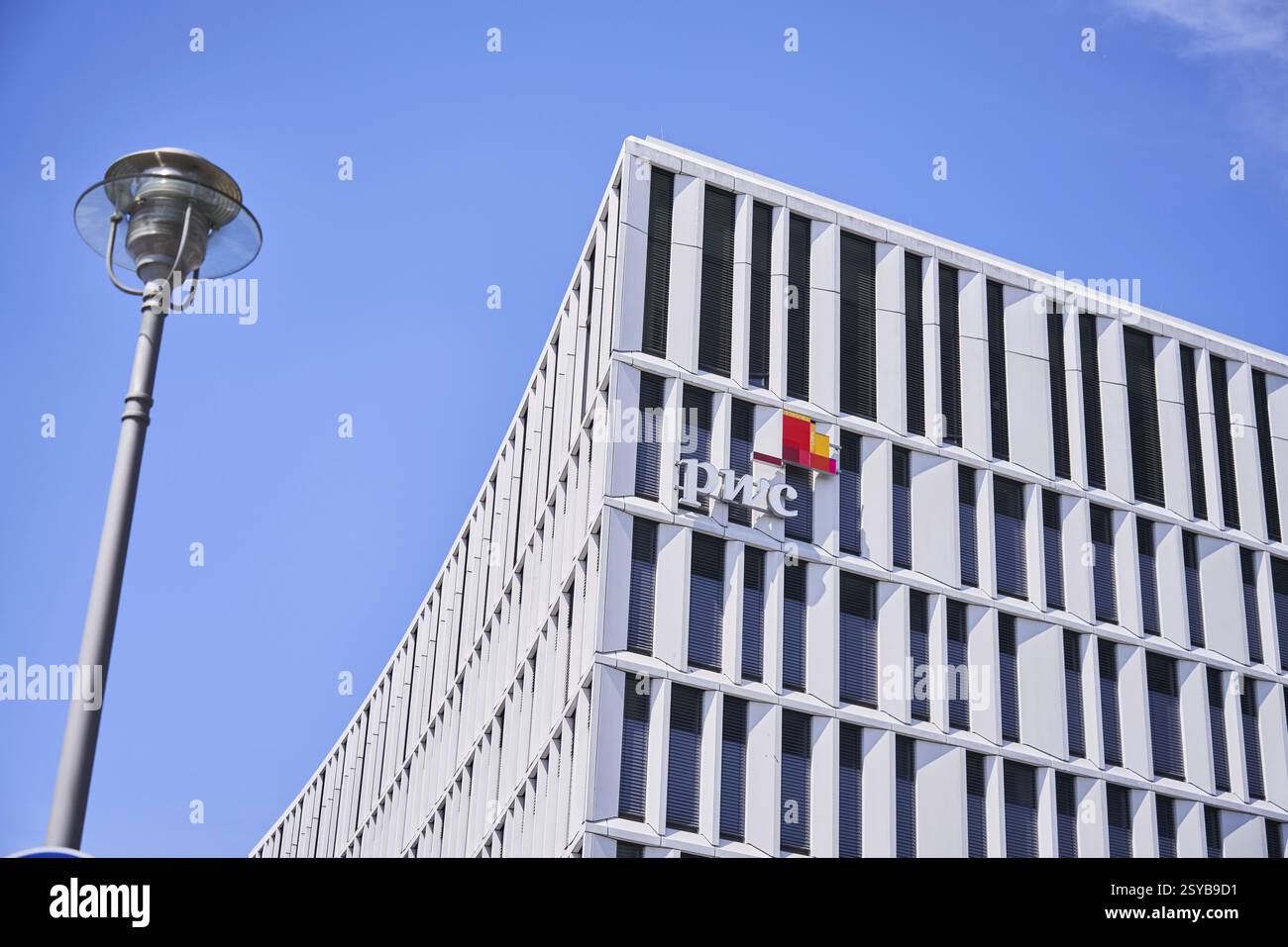 Logo PwC sur le bâtiment de PricewaterhouseCoopers, Berlin, Berlin, Allemagne, Europe Banque D'Images