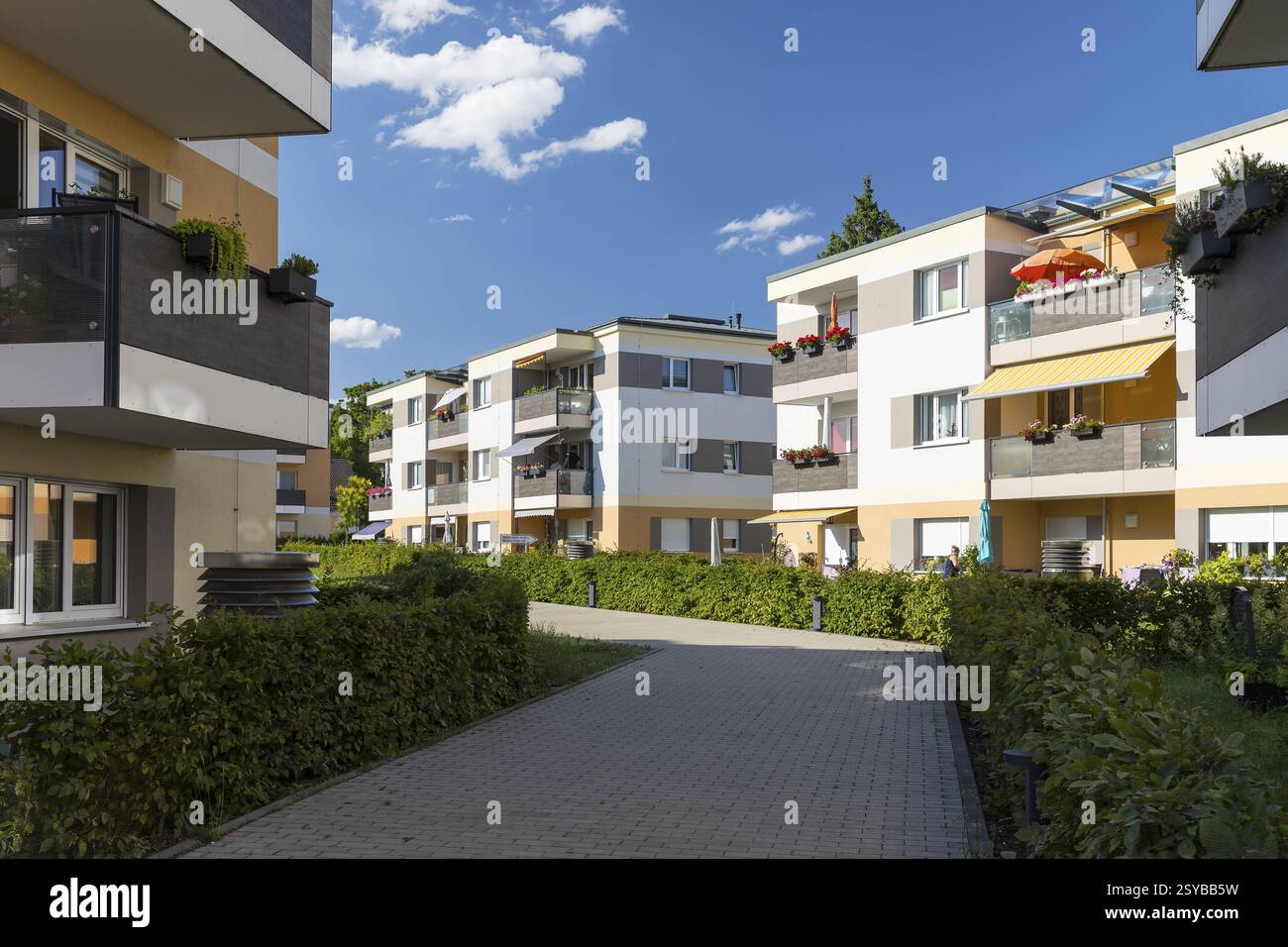 Complexe résidentiel nouvellement construit Gellertpark sur Meissner Strasse à Radebeul, Saxe, Allemagne, Europe Banque D'Images