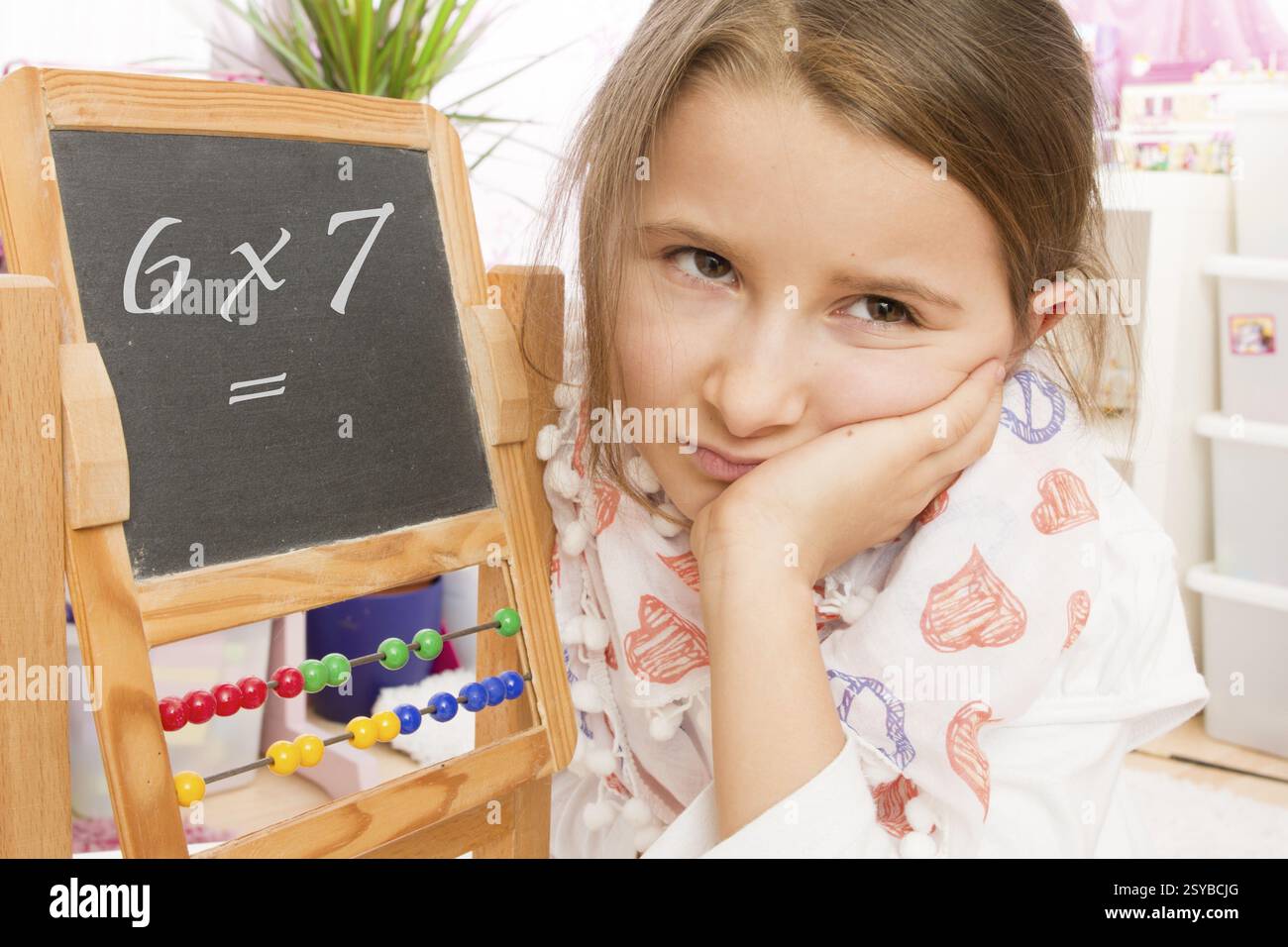 Frustration à l'école, arithmétique, manque de concentration, fille de 7 ans semble malheureuse et réfléchie, frustration, lus'tlos Banque D'Images