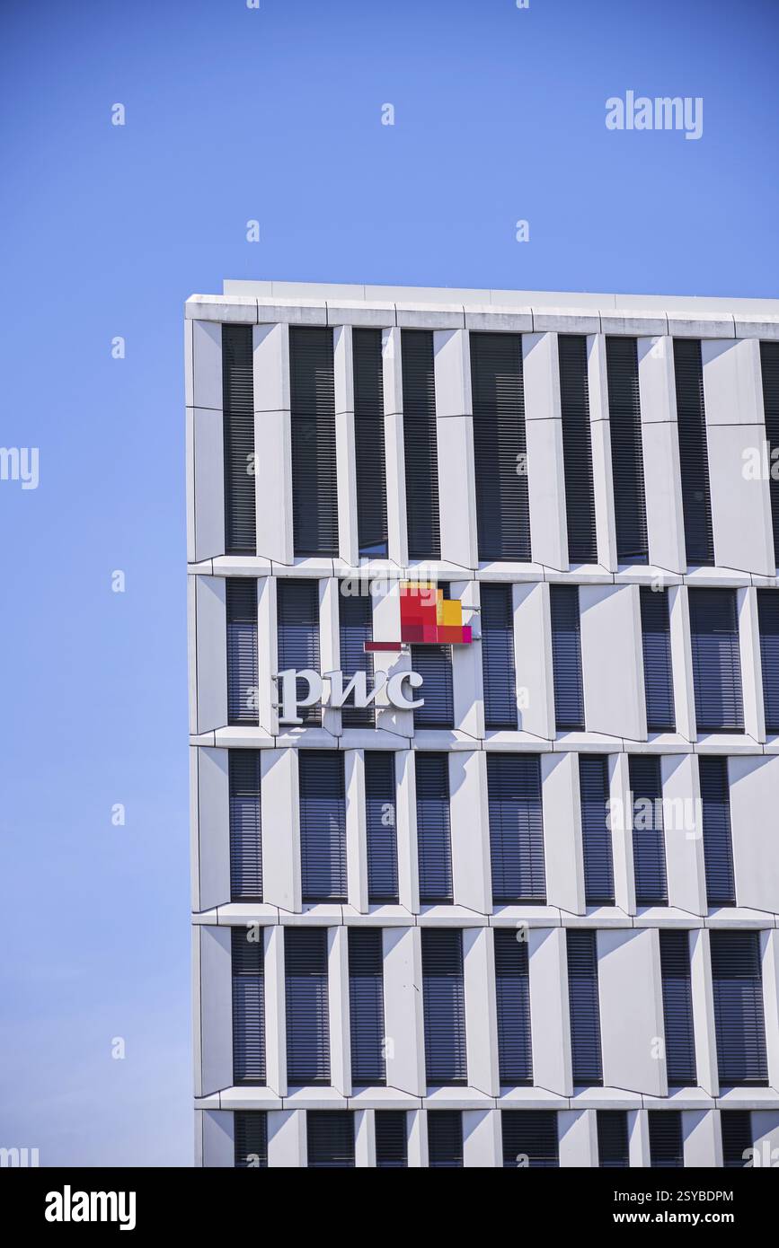 Logo PwC sur le bâtiment de PricewaterhouseCoopers, Berlin, Berlin, Allemagne, Europe Banque D'Images