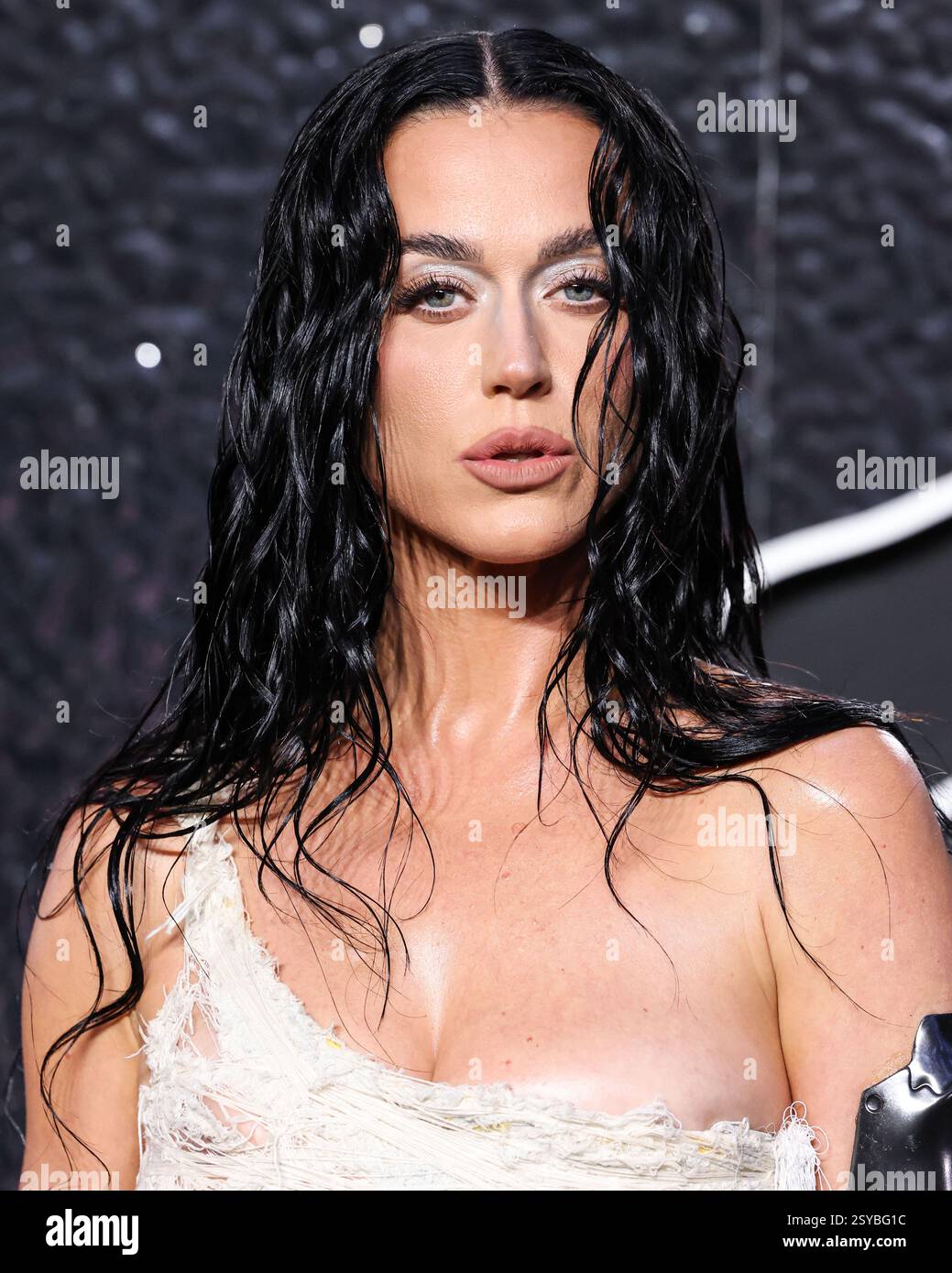 (FILE) Katy Perry se dirigera vers l'espace lors d'un vol exclusivement féminin de Blue Origin sur la fusée New Shepard de Blue Origin. Le chanteur Firework sera rejoint par Lauren Sanchez, propriétaire de Blue Origin, le fiancé de Jeff Bezos, Gayle King, présentatrice de CBS, Aisha Bowe, ancienne scientifique de fusée de la NASA, Amanda Nguyen, militante des droits civiques, et Kerianne Flynn, productrice de films. ELMONT, NEW YORK, États-Unis - 11 SEPTEMBRE : Katy Perry Wearing Who Decides War arrive aux MTV Video Music Awards 2024 à l'UBS Arena le 11 septembre 2024 à Elmont, New York, États-Unis. (Photo de Xavier Collin/I. Banque D'Images