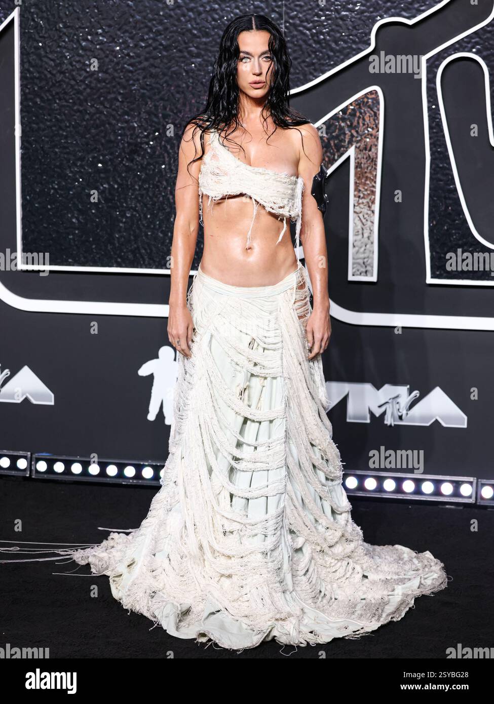 (FILE) Katy Perry se dirigera vers l'espace lors d'un vol exclusivement féminin de Blue Origin sur la fusée New Shepard de Blue Origin. Le chanteur Firework sera rejoint par Lauren Sanchez, propriétaire de Blue Origin, le fiancé de Jeff Bezos, Gayle King, présentatrice de CBS, Aisha Bowe, ancienne scientifique de fusée de la NASA, Amanda Nguyen, militante des droits civiques, et Kerianne Flynn, productrice de films. ELMONT, NEW YORK, États-Unis - 11 SEPTEMBRE : Katy Perry Wearing Who Decides War arrive aux MTV Video Music Awards 2024 à l'UBS Arena le 11 septembre 2024 à Elmont, New York, États-Unis. (Photo de Xavier Collin/I. Banque D'Images