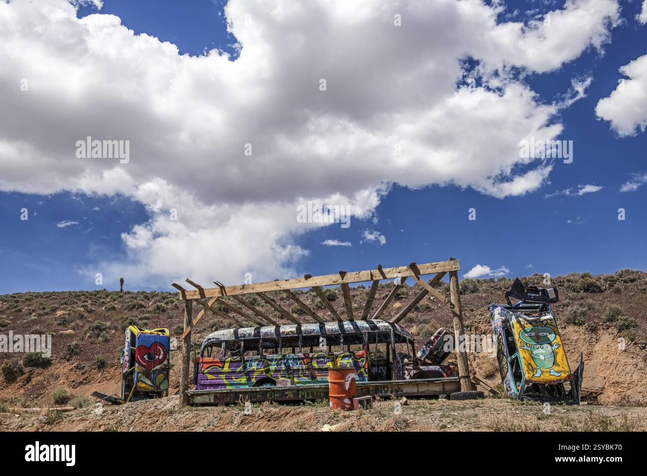 Voitures de ferraille décorées de graffitis dans la Carforest de Goldfield, Nevada, USA, Amérique du Nord Banque D'Images